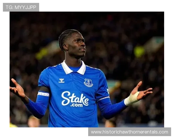 加盟埃弗顿成为中场支柱：奥纳纳的英超上位之路