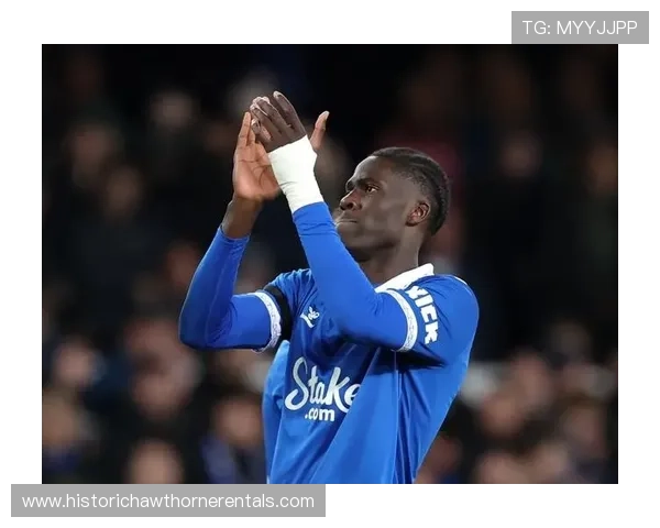 英超强强对话：奥纳纳的中场影响力